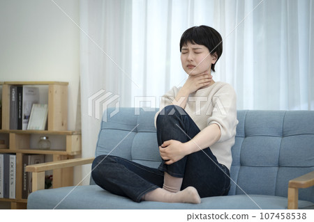 年輕女性喉嚨痛,身體狀況不好,喉嚨痛,扁桃體炎 年輕女性喉嚨痛,身體狀況不好,喉嚨痛,扁桃體炎 107458538