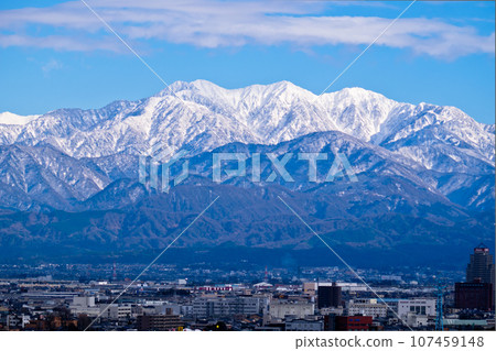從立山青宮特別席吳羽展望台眺望富山市和白雪覆蓋的北阿爾卑斯山 107459148