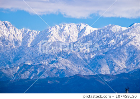 從立山青宮特別座吳羽山展望台眺望白雪皚皚的劍禦前、別山、奧大日山、北阿爾卑斯山 從立山青宮特別座吳羽山展望台眺望白雪皚皚的劍禦前、別山、奧大日山、北阿爾卑斯山 107459150
