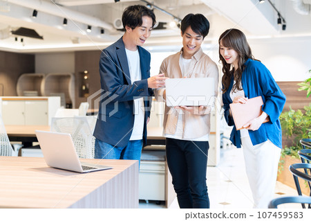 男女工程師在辦公室開會攝影合作：WEEK Shiba Daimon（Sun Frontier Real Estate） 107459583