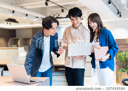Male and female engineers having a meeting in the office Photography cooperation: WEEK Shiba Daimon (Sun Frontier Real Estate) 107459584