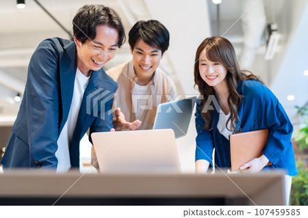 Male and female engineers having a meeting in the office Photography cooperation: WEEK Shiba Daimon (Sun Frontier Real Estate) 107459585