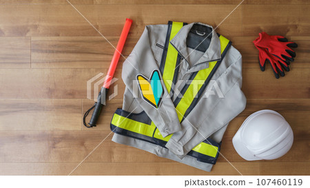 Japanese beginner mark and work clothes (inexperienced welcome image) | Construction industry, security guard, guardman Japanese beginner mark and work clothes (inexperienced welcome image) | Construction industry, security guard, guardman 107460119