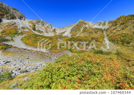 Karasawa curl in autumn, the best time to see the autumn leaves Karasawa curl in autumn, the best time to see the autumn leaves 107460344