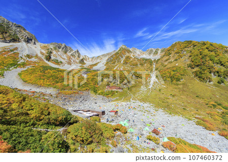 Karasawa curl in autumn, the best time to see the autumn leaves 107460372