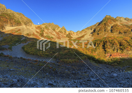 Karasawa Karu in autumn when the autumn leaves are in full bloom, Morgenroth in the early morning Karasawa Karu in autumn when the autumn leaves are in full bloom, Morgenroth in the early morning 107460535