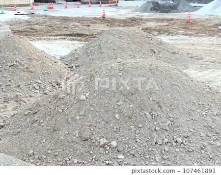 土地開發工地堆放碎石、土方的景象 土地開發工地堆放碎石、土方的景象 107461891