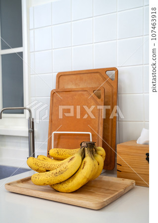 香蕉 廚房 水果 熱帶 一串 新鮮 成熟 ripe banana バナナ 台所 107463918