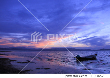 夕陽下的小船漂浮在湖面上 107465299