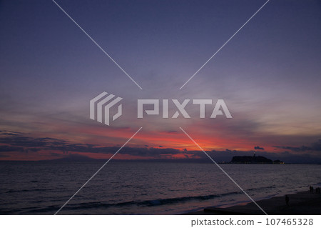 Autumn Shonan sunset natural scenery 107465328