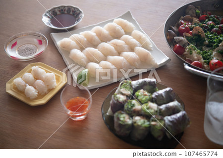 來自 Sotobo 的天然比目魚和鱸魚的豪華大餐 來自 Sotobo 的天然比目魚和鱸魚的豪華大餐 107465774