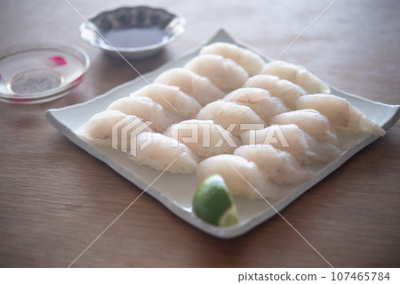 比目魚和鱸魚壽司 107465784