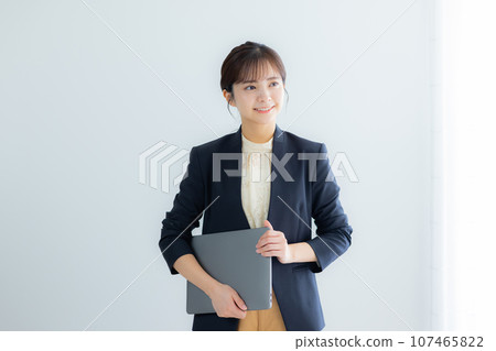 筆記本電腦業務的女人 筆記本電腦業務的女人 107465822