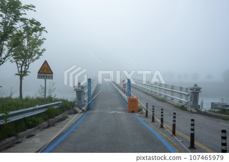 Bicycle path along the Seomjingang River 107465979