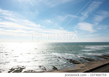 Pacific ocean reflecting sunlight Pacific ocean reflecting sunlight 107466759