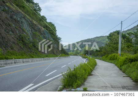 Bicycle path along the Seomjingang River 107467301