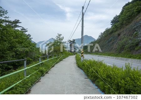 Bicycle path along the Seomjingang River 107467302