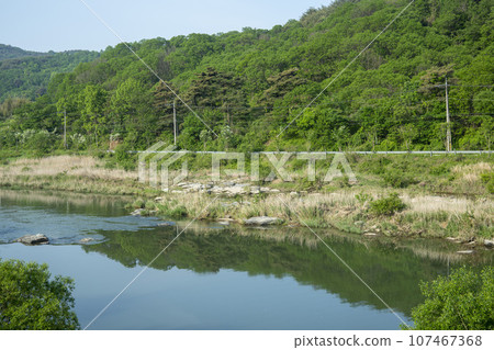 Bicycle path along the Seomjingang River 107467368