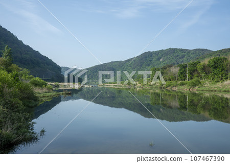 Bicycle path along the Seomjingang River 107467390
