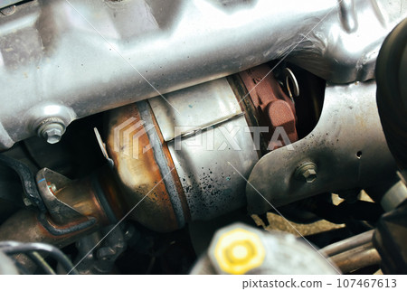 Catalytic converter on diesel engine in a car for filtration carbon monoxide 107467613