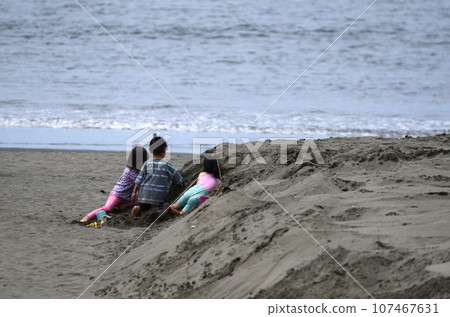 Child of the beach 107467631