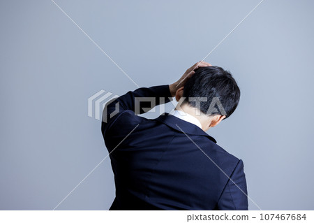 一個男人抱著頭的後視圖 107467684