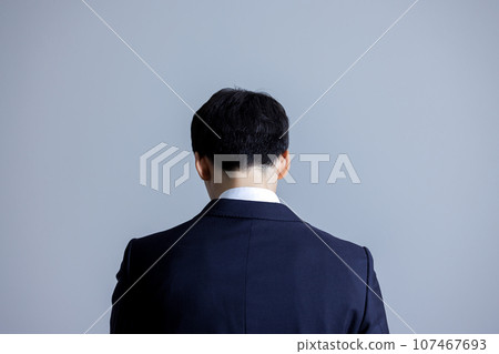 Rear view of a man hanging his head 107467693