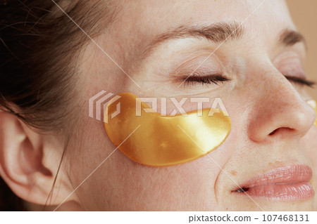 Closeup on modern woman with eye patches 107468131