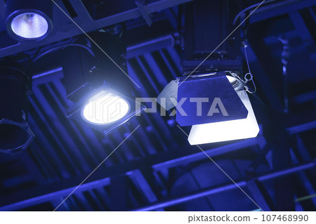 [燈光設備] 演唱會場地的天花板 107468990