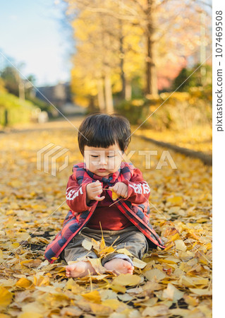 孩子們玩落葉 孩子們玩落葉 107469508