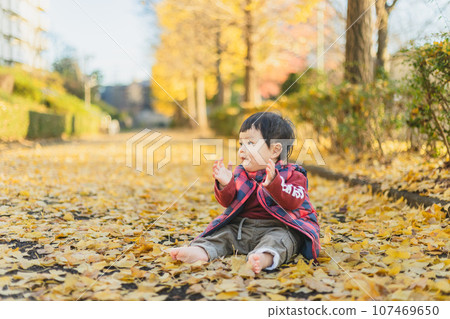 女孩玩落葉 107469650