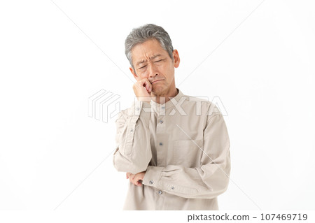 Senior man worried 107469719