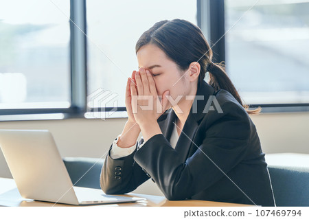 認為在工作的少婦 認為在工作的少婦 107469794