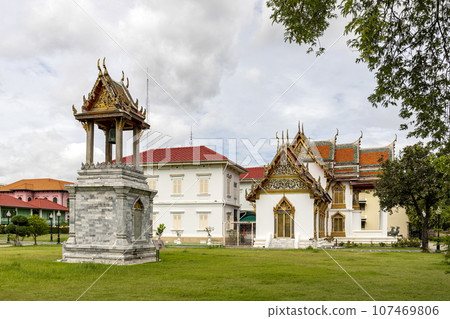 The ancient bell tower sits on the green lawn of the marble temple. (Wat Benchamabophit Dusitwanaram) is a famous Buddhist temple in Bangkok, Thailand, which is an important tourist destination. The ancient bell tower sits on the green lawn of the marble temple. (Wat Benchamabophit Dusitwanaram) is a famous Buddhist temple in Bangkok, Thailand, which is an important tourist destination. 107469806