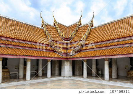 The corner of the walkway has a roof covered with beautiful tiles at the top in the Marble Temple or Wat Benchamabophit Dusitwanaram. Famous Buddhist temple made of Italian marble in Bangkok, Thailand 107469811
