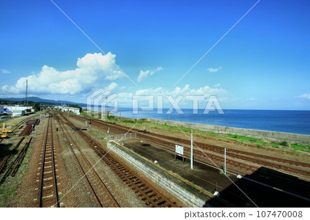 Spectacular view of Uchiura Bay from the platform… Hakodate Main Line [Mori Station] famous for “squid rice” 107470008