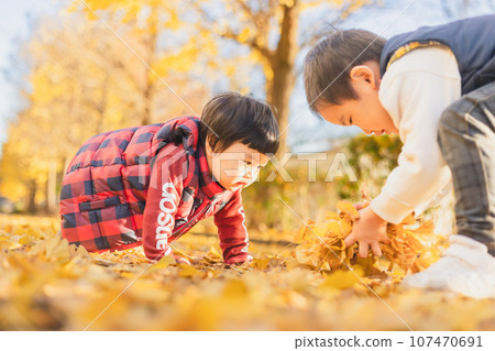 孩子在秋天公園玩 107470691