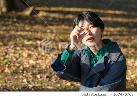 woman holding an acorn in her hand 107470762