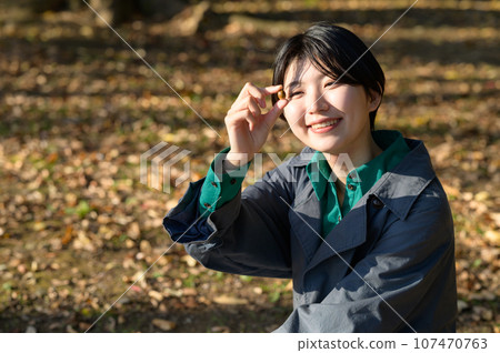 拿著橡子的女人 107470763
