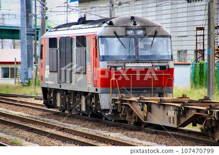 The DF200 diesel locomotive is working hard across the northern land... supporting Hokkaido's logistics with container freight trains. 107470799