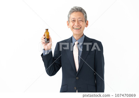 有能量飲料的老人 有能量飲料的老人 107470869