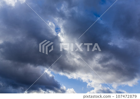 許多雲彩在藍天中流動 107472879