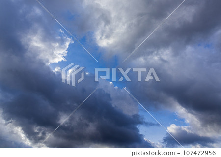 許多雲彩在藍天中流動 許多雲彩在藍天中流動 107472956