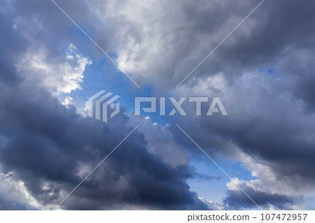 許多雲彩在藍天中流動 許多雲彩在藍天中流動 107472957