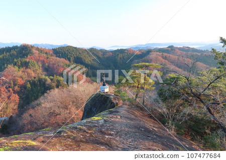 岩船觀音像矗立在埼玉縣小鹿野町秩父寺第 32 號法勝寺內殿的岩脊上。 107477684