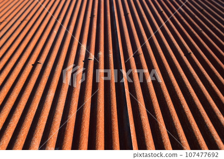 紅褐色生鏽的波紋鐵 紅褐色生鏽的波紋鐵 107477692