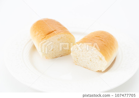 卷麵包白色背景 107477705