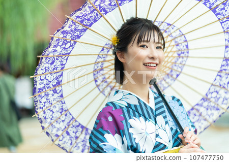 穿著和服的女人,在金澤觀光的女人 穿著和服的女人,在金澤觀光的女人 107477750