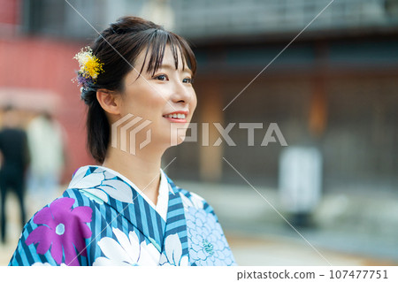 穿著和服的女人,在金澤觀光的女人 穿著和服的女人,在金澤觀光的女人 107477751
