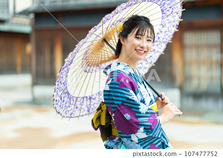 穿著和服的女人,在金澤觀光的女人 穿著和服的女人,在金澤觀光的女人 107477752